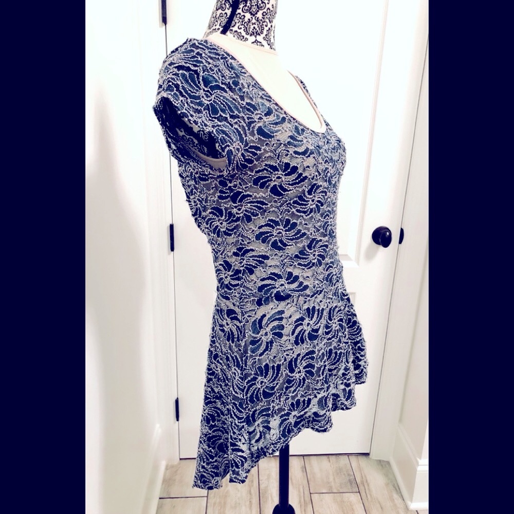 Navy Stretch lace hi lo fitted top Key hole open back size S